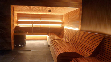 2 Mensen in een sauna van Fletcher Strandhotel Haamstede